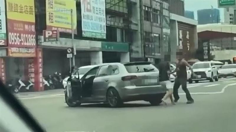 台中行車糾紛開打!尖刀男遭榔頭哥痛扁