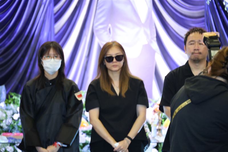 傅子純遺孀李佳綺(中)、弟弟傅子寧(右)向到場送傅子純最後一程的親友致意。(圖/記者鄭孟晃攝影)