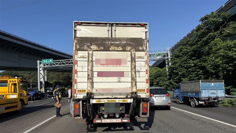 貨車也遭波及。（圖／翻攝畫面）