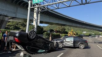 國14車連環撞　賓士車烏龜翻2人傷畫面曝