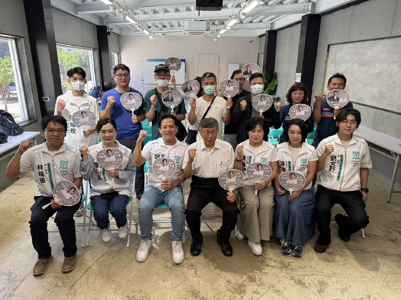 台灣民眾黨新竹黨部4日舉辦「邱臣遠陸戰鳴槍,台灣民眾黨新竹黨部座談會-竹北場」活動,創黨主席柯文哲(前排左4)、竹北市長參選人邱臣遠(前排左3)等人出席,宣布民眾黨新竹黨部大新竹參選團隊的正式成軍,陸戰全面啟動