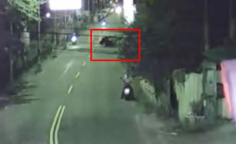 賓士車自撞護欄瞬間。(圖/翻攝畫面)