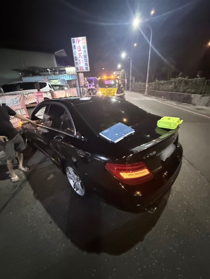 賓士車自撞後車損情形。(圖/翻攝畫面)