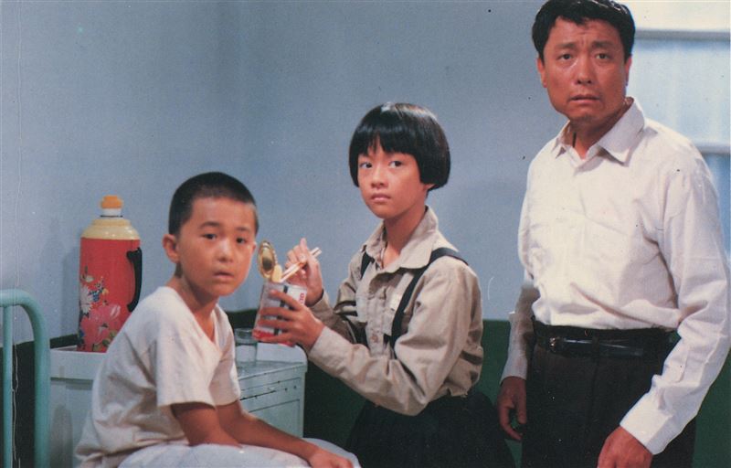 黃坤玄（左起）、李淑楨、林義雄在電影《魯冰花》飾演一家人。（圖／國家電影及視聽文化中心提供）