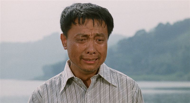 飾演古石松的已故資深藝人林義雄之子特地出席試片，帶著父親當年閱讀的電影《魯冰花》劇本及收藏劇照現身。（圖／國家電影及視聽文化中心提供）