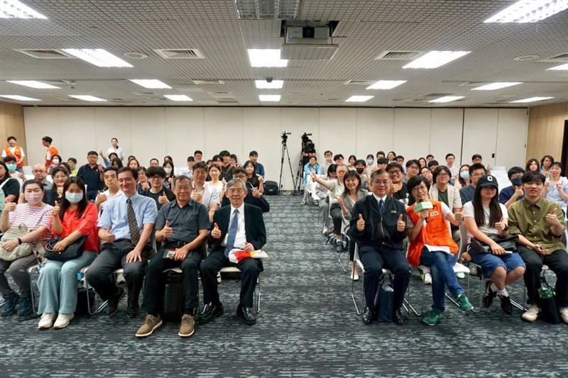 環境部今(4)日攜手104人力銀行公布《2026上半年綠領人才就業趨勢報告》,發現軟體工程、工程研發職務者,若具備綠領專業技能,月薪有望突破10萬元。(圖/環境部提供)