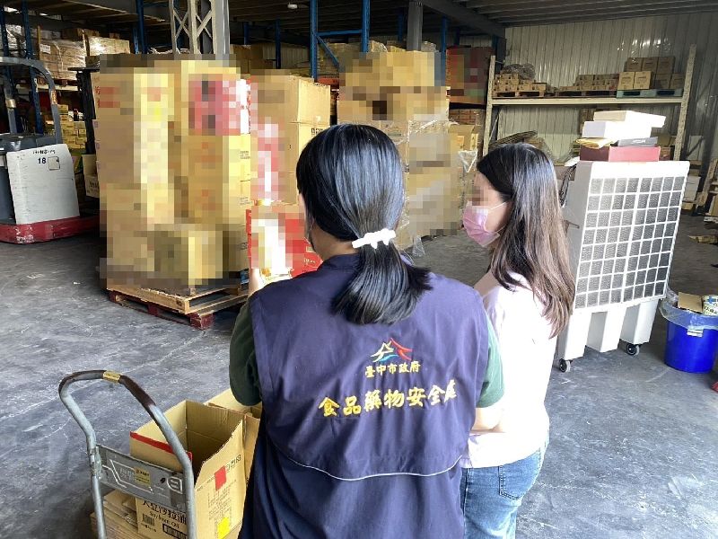 中聯油脂大豆沙拉油檢出「苯駢芘」超標，台中市食品藥物安全處持續展開稽查，掌握下游業者是否回收下架。（台中市政府提供）