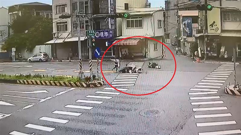 雙方人車噴飛倒地,還差點波及正在過馬路的路人。(圖/翻攝畫面)