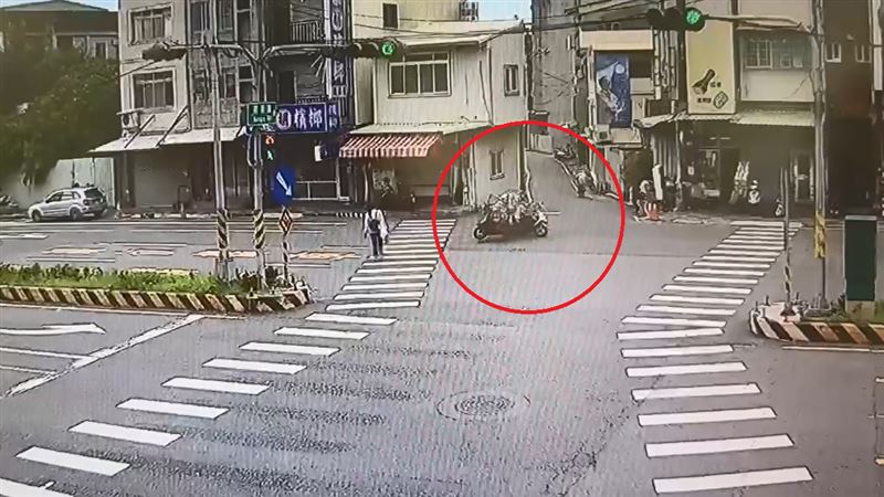 75歲老翁騎機車行經成功南路與南溝路路口時,疑因闖紅燈肇事。(圖/翻攝畫面)