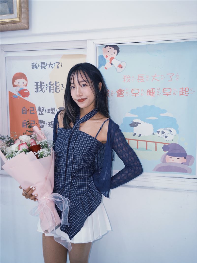 歌手蔡佩軒日前相隔16年重返母校東湖國中,擔任畢業典禮神秘嘉賓。(圖/可瑞思國際娛樂 提供)