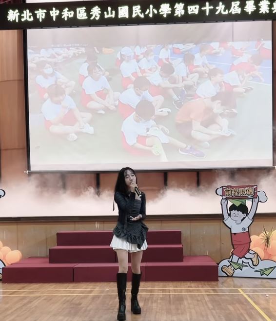 歌手蔡佩軒擔任秀山國小畢業典禮神秘嘉賓。(圖/翻攝自蔡佩軒IG)