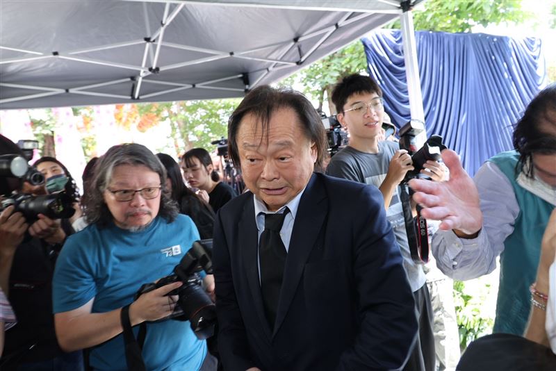 立法委員王世堅低調現身致意。(圖/記者鄭孟晃攝影)