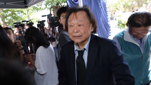 傅子純告別式！王世堅低調坐胡瓜身旁致意