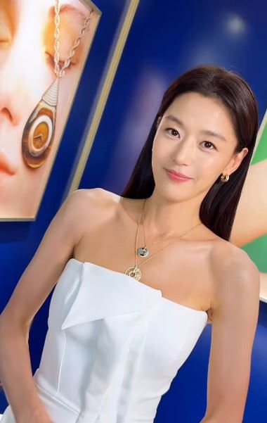 南韓44歲女星全智賢一向以凍齡美貌聞名,日前出席瑞士鐘錶珠寶品牌Piaget於首爾舉辦的活動,再度展現招牌氣質與優雅外型。(圖/翻攝自eyesmag IG)