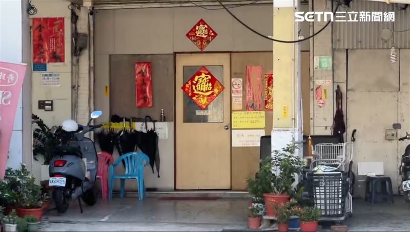 直擊/細肩帶低胸小姐起身開戰!阿公店外爭峰相對,10秒片掀網熱議。(圖/翻攝畫面)
