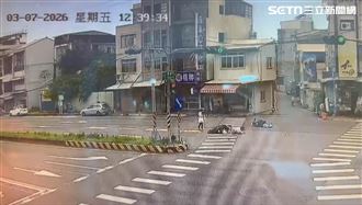 知名茶商闖紅燈「猛撞三寶媽」斷魂畫面曝