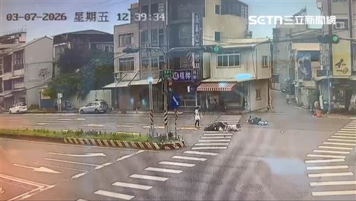 知名茶商闖紅燈「猛撞三寶媽」斷魂畫面曝