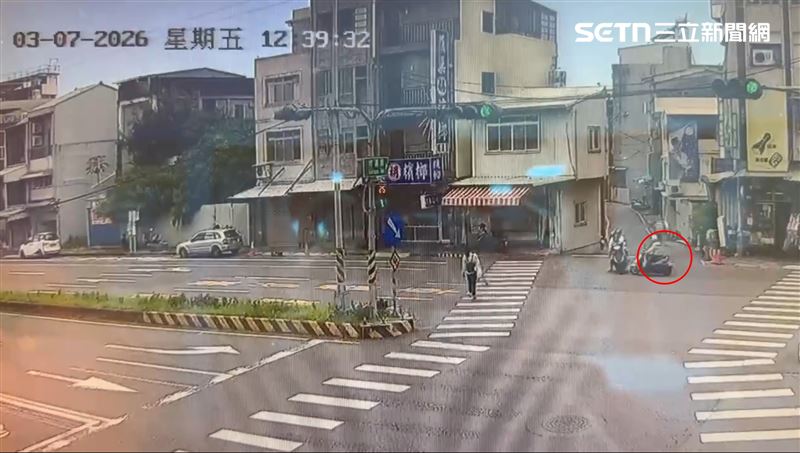 成姓老翁外送茶葉時闖紅燈撞上三寶媽,驚悚撞擊畫面曝光。(圖/翻攝畫面)