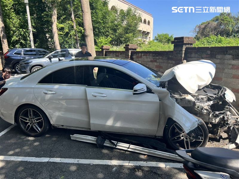 賓士車毒駕連撞5車2行人,駕駛撞到引擎蓋掀起,仍持續逃竄。(圖/翻攝畫面)
