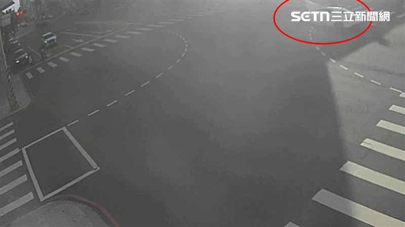 賓士車毒駕連撞5車2行人,駕駛撞到引擎蓋掀起,仍持續逃竄。(圖/翻攝畫面)