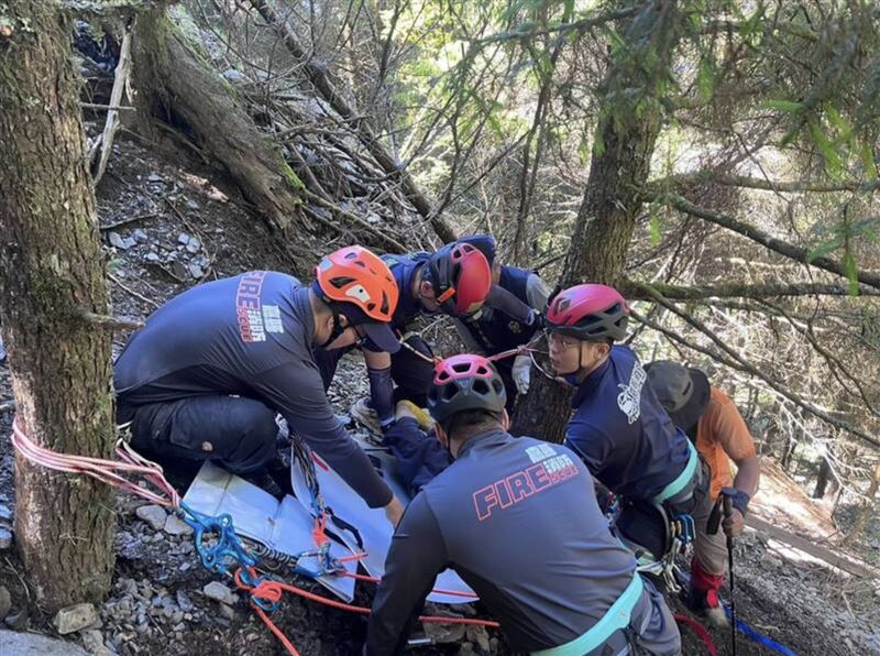 玉山死亡山難!隊友「只抓到衣角」,目睹他墜落50米深谷亡。(圖/翻攝畫面)