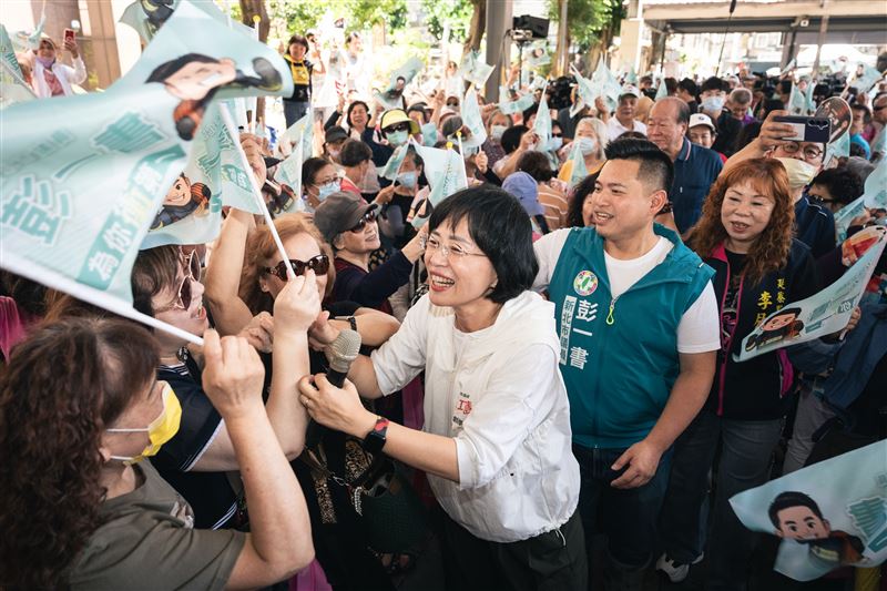 蘇巧慧、彭一書到場時受到民眾熱情歡迎（圖／蘇巧慧競辦提供）
