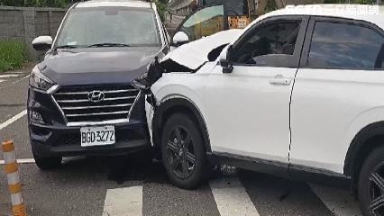 值勤警疑沒鳴笛闖紅燈 猛撞轎車全毀
