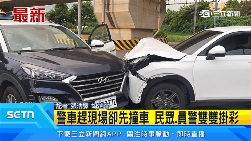 兩輛車車頭遭毀還冒出陣陣白煙