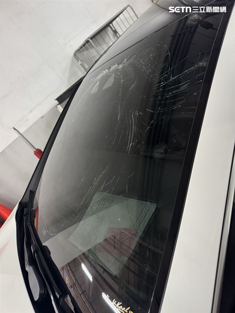 鄭女將電動車送回中華賓士關渡廠檢測,技師在洲美快速道路測試發生引擎蓋上掀事故。(圖/鄭女提供)