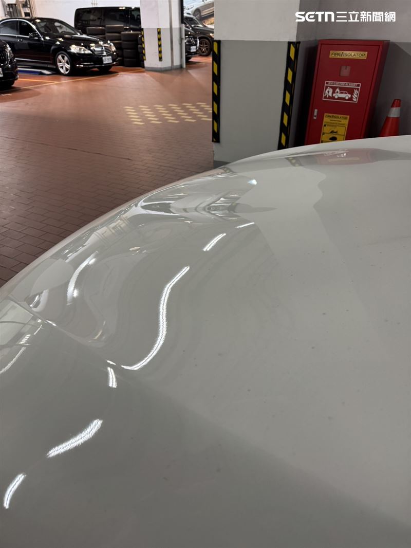 鄭女將電動車送回中華賓士關渡廠檢測,技師在洲美快速道路測試發生引擎蓋上掀事故。(圖/鄭女提供)