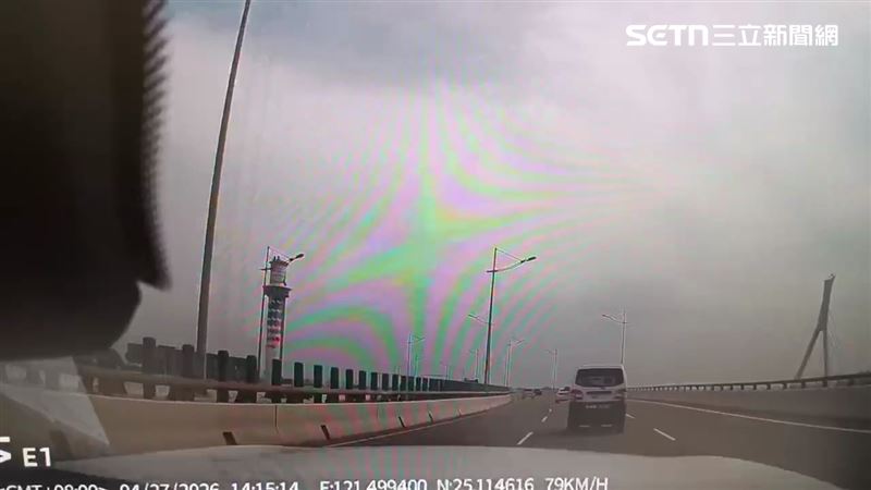 鄭女將電動車送回中華賓士關渡廠檢測,技師在洲美快速道路測試發生引擎蓋上掀事故。(圖/鄭女提供)