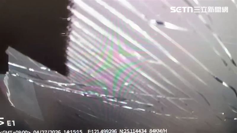 鄭女將電動車送回中華賓士關渡廠檢測,技師在洲美快速道路測試發生引擎蓋上掀事故。(圖/鄭女提供)