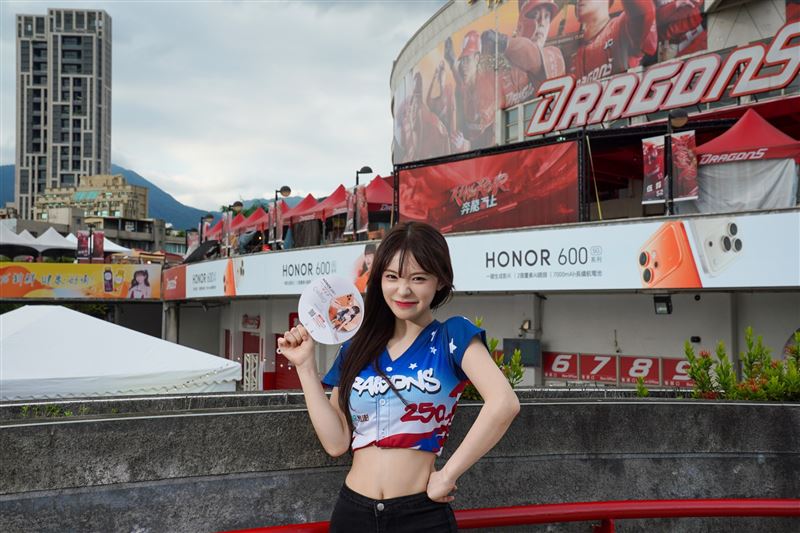李多慧與HONOR 合作廣告看板亮相天母棒球場