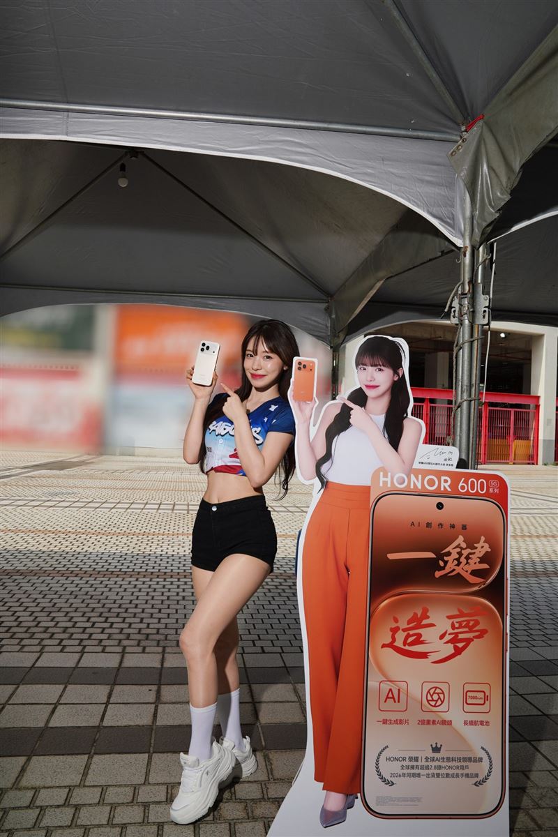 李多慧與HONOR 合作廣告看板亮相天母棒球場