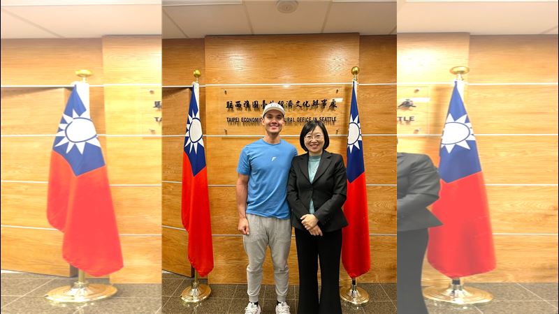 費仔現身西雅圖辦事處 辦就業金卡等領取