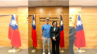 費仔現身西雅圖辦事處　辦就業金卡等領取