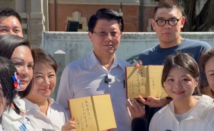 盧秀燕合體連勝文幫謝龍介輔選,兩人還在「台灣通史」簽名(圖/翻攝畫面)