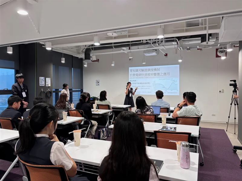 8位薇閣高中學生前往國家地震工程研究中心,參與研究實作計畫期末成果發表會,分享一學期以來的研究成果。(圖/薇閣中學提供)