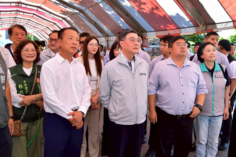 行政院長卓榮泰視察嘉義縣朴子市農會肉品市場改建工程進度，嘉義縣長翁章梁、立委蔡易餘陪同（圖／行政院提供）