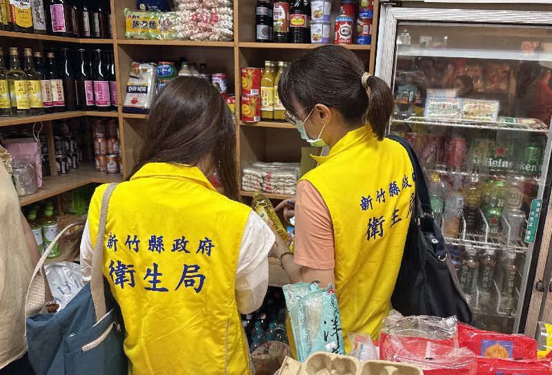 中聯油脂「大豆沙拉油」致癌物苯駢芘超標案引發食安疑慮,新竹縣政府4日第2波稽查轄內零售與餐飲業共34家,確認均未販售和使用問題油品。(新竹縣政府提供)