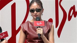 信義區超正皮裙辣妹！近看竟是大咖女歌手