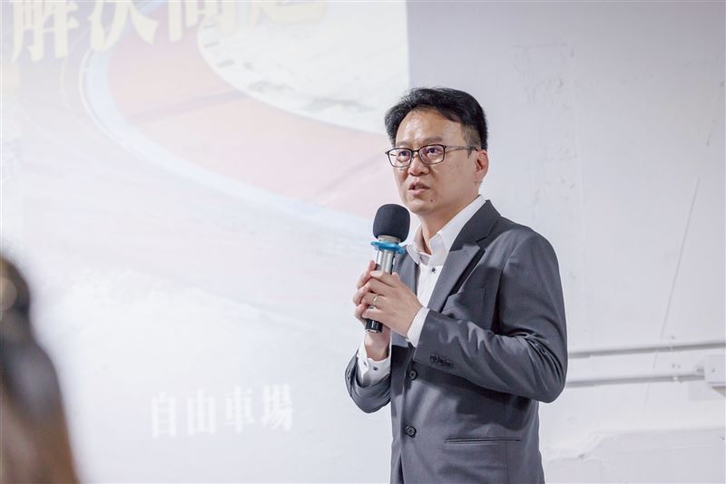 莊競程強調，市民期待的是能夠解決問題的市長，「如果交給我，我一定完全負責。」（圖／民進黨提供）