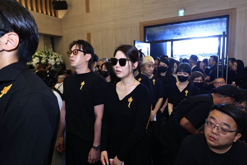 白家綺、吳東諺夫婦不畏新婚犯沖習俗,前往送傅子純最後一程。(圖/民視提供)