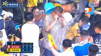 涼水祭嗨翻！　蔡其昌遭水桶「灌頂」伺候