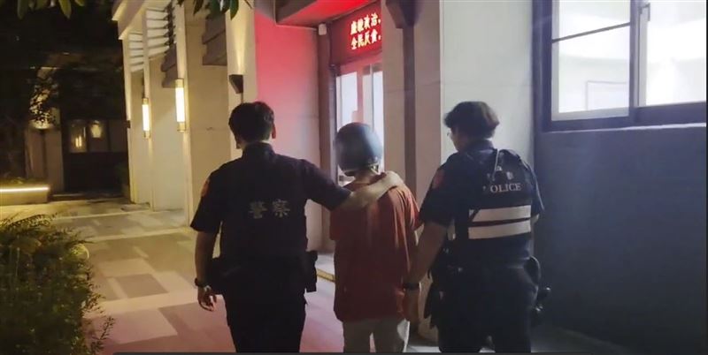 桃園鬧區驚傳有男子在偷拍女路人裙底，警方獲報擴大調閱監視器，將涉案男子追緝到案。（翻攝畫面）