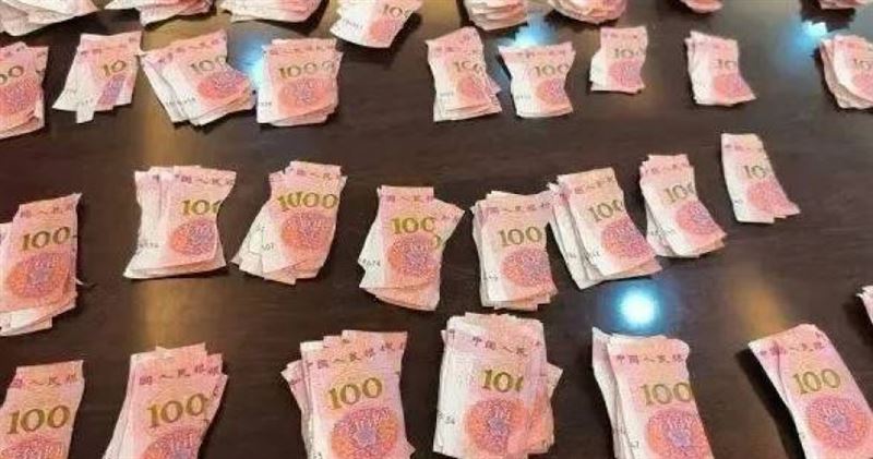武漢農商銀行動員團隊耗時20多天,從上萬張紙幣碎片中逐一拼接、核驗。(圖/翻攝自微博)