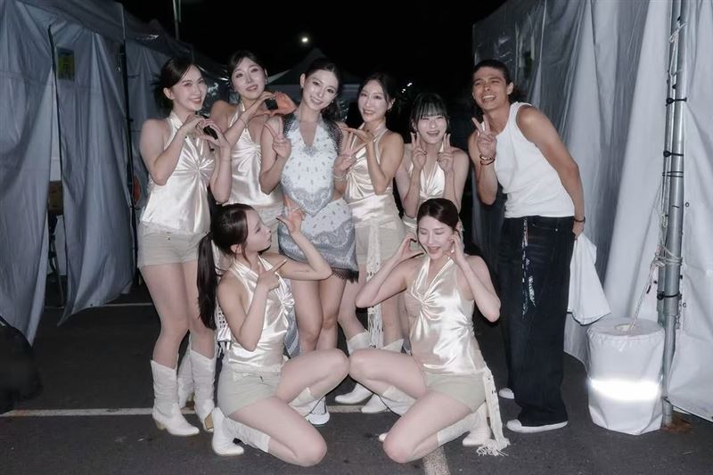 子瑜演出結束在後台與工作人員合照。(圖/翻攝自IG @thinkaboutzu)