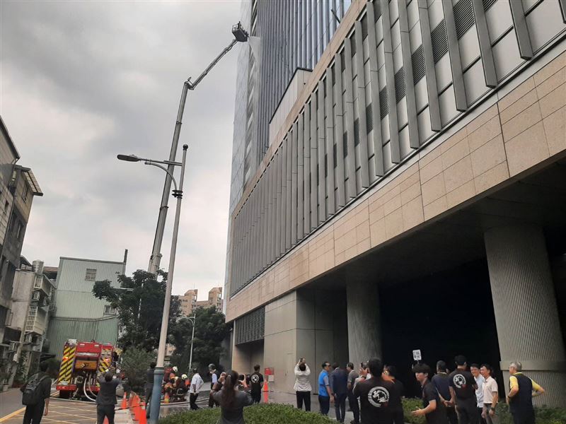 「營業前自衛消防編組暨火災搶救演練」過程。(圖/翻攝畫面)