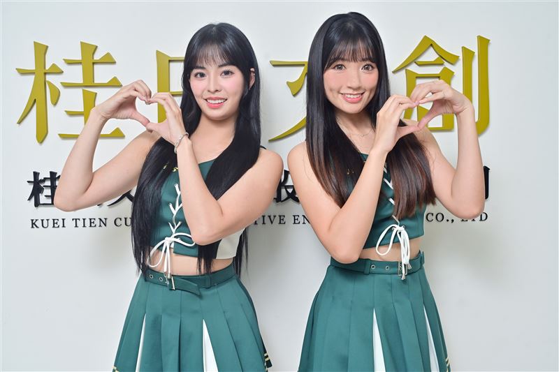 台鋼集團啦啦隊「Wing Stars」人氣成員瑈瑈(左起)與芃芃。(圖/ofiii歐飛影音平台提供)