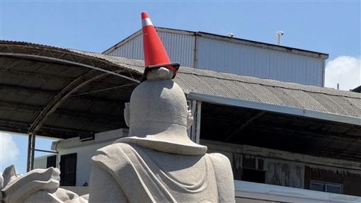 抓到了！延平郡王祠鄭成功頭放交通錐是他
